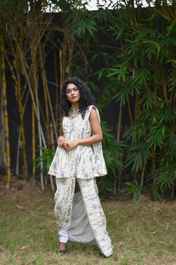 Linen Ivory Draped Saree - Image 4