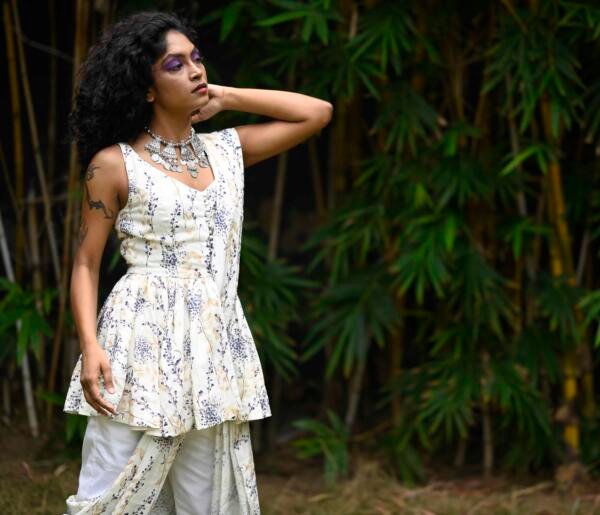 Linen Ivory Draped Saree - Image 5